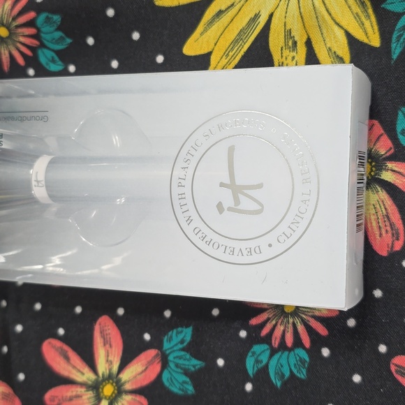 IT Cosmetics Heavenly Skin Skin Hugging Foundation Brush N° 707 - Picture 6 of 10